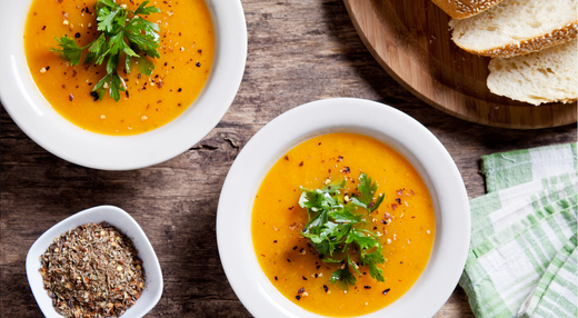 vegansk gulerodssuppe med chili, gurkemeje og frisk ingefær