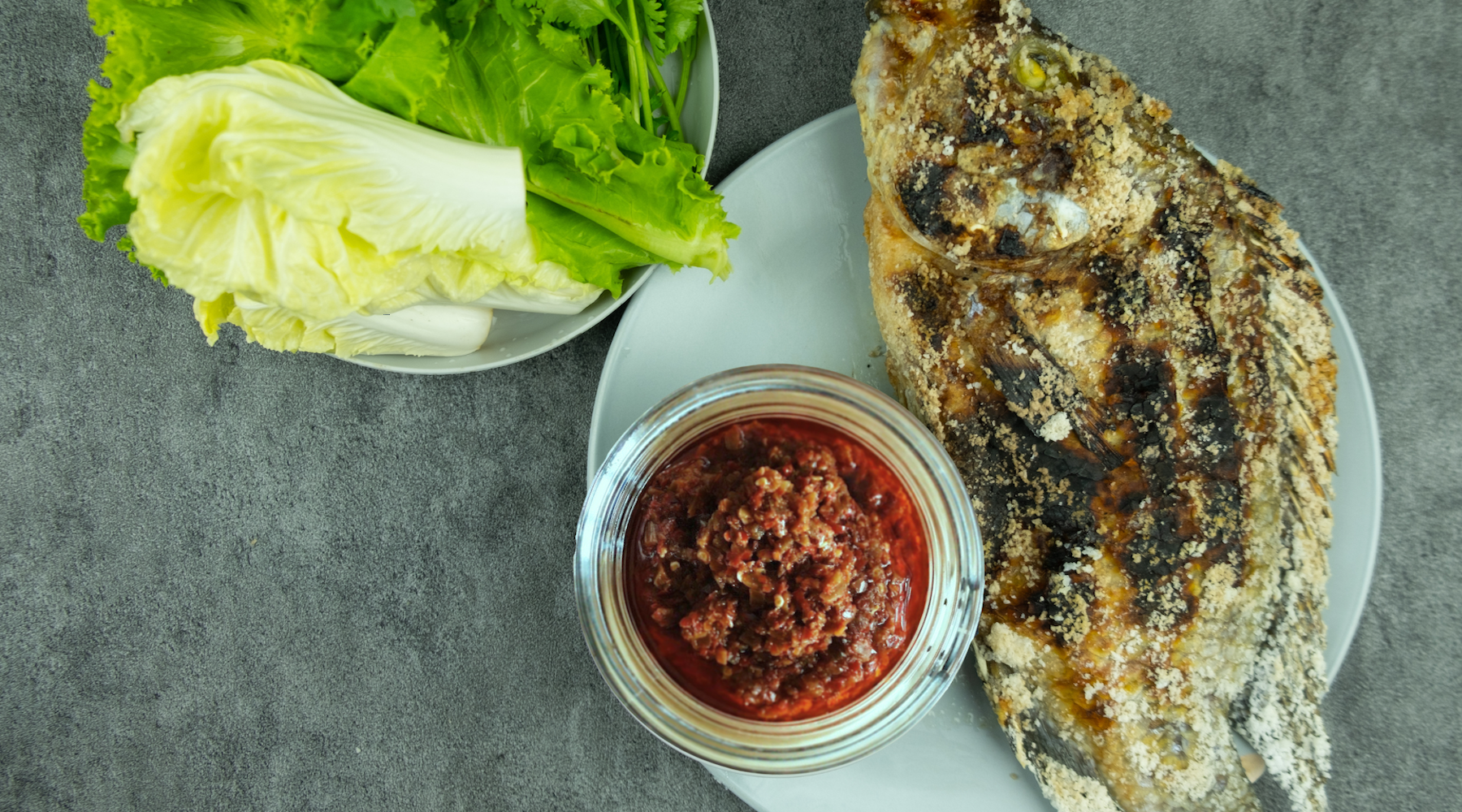 Grillet fisk med ginger chili i salat tacos